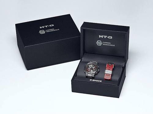 Премиальные часы G-SHOCK MTG-B2000BDE-1AER комплектуются специальной черной коробкой с лого MT-G и Carbon Monococue.