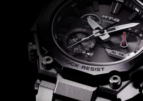 Карбоново-стальные часы G-SHOCK MTG-B2000D-1AER оснащены технологией солнечного питания с энергосбережением.