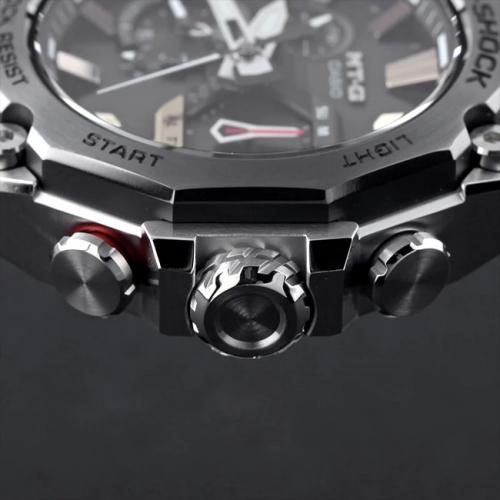 Переводная головка мужских ударопрочных часов G-SHOCK MTG-B2000D-1AER получила футуристическую рифленую нарезку.