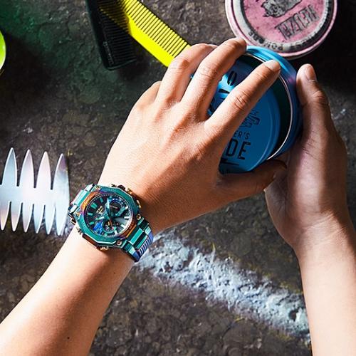 Карбоново-стальные часы G-SHOCK MTG-B2000PH-2AER оснащены технологией солнечного питания с энергосбережением.