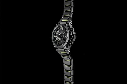 Браслет часов G-SHOCK MTG-B2000SKZ-1AER состоит из черных стальных звеньев и внутренних зеленых полимерных вставок.
