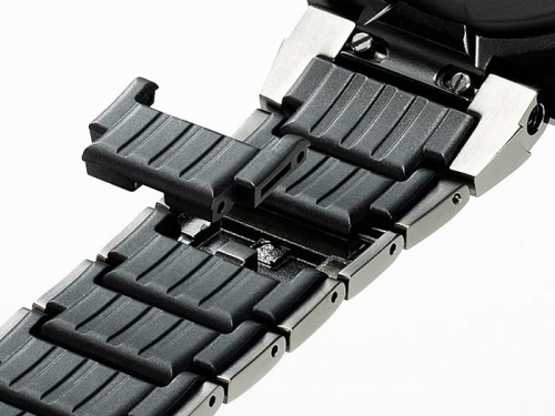 Композитный браслет часов G-SHOCK MTG-B2000XD-1AER состоит из стальных звеньев и внутренних полимерных вставок.