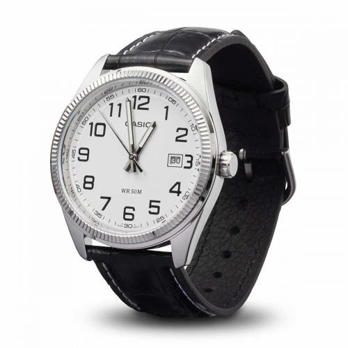 На белый циферблат часов CASIO MTP-1302PL-7BVEF нанесены черные арабские цифры часовой и минутной разметки.