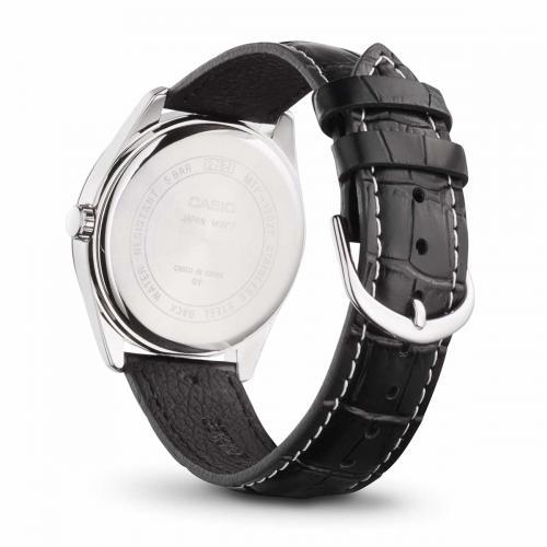 Классические аналоговые часы CASIO MTP-1302PL-7BVEF комплектуются черным кожаным ремешком с белой строчкой.