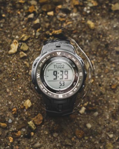 Часы для туризма PRO TREK PRG-330-1ER хорошо ложатся на руку и отличаются высокой читабельностью дисплея.