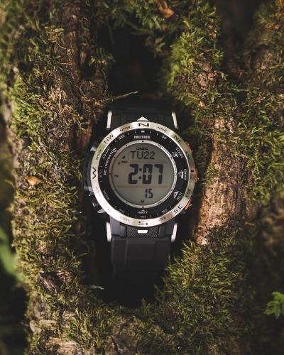 Силиконовый ремешок Durosoft часов PRO TREK PRW-30-1AER (шириной 23 мм) легко заменяется с помощью рычагов на штифтах.