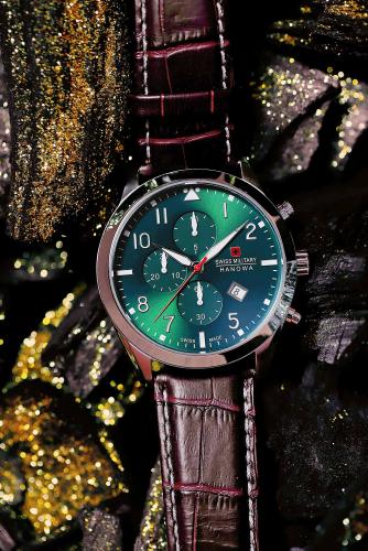 Зеленый переливающийся циферблат часов SMH 06-4316.7.04.006 Helvetus Chrono подчеркивает лидерство и свободу взглядов.