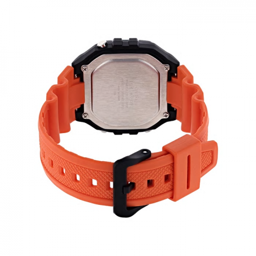 Застежка оранжевого полимерного ремешка часов CASIO W-218H-4B2VEF выполнена из пластика с надежной фиксацией.