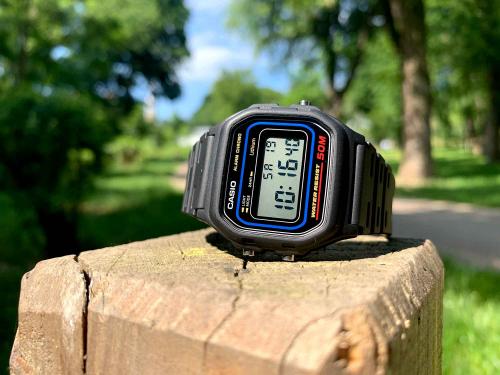 Олдскульные часы CASIO W-59-1VQES приобрели популярность в 90-х годах и излучают ностальгию по прошлому времени.